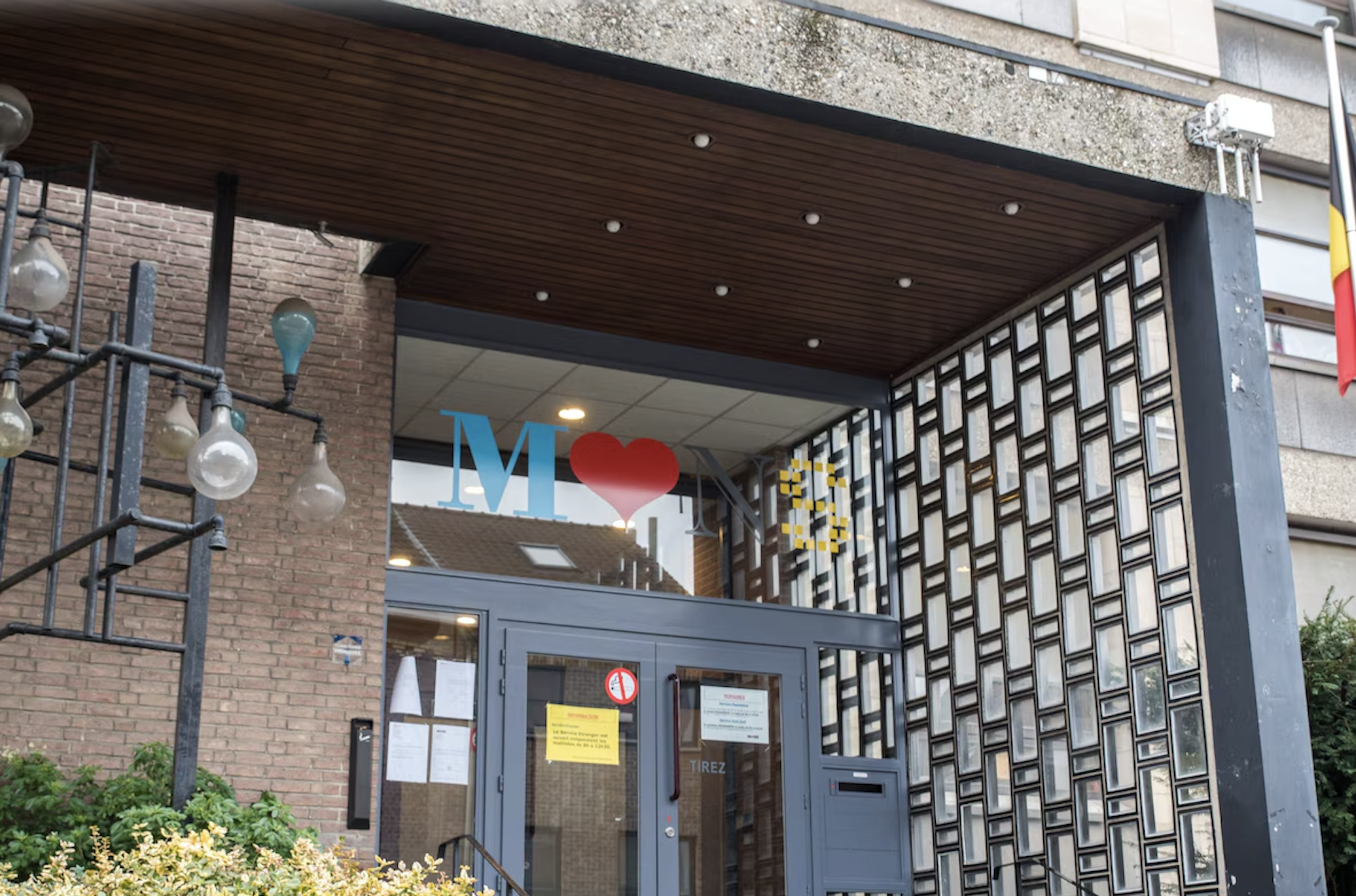 Neutralité administrative : un principe à respecter, même à Mons